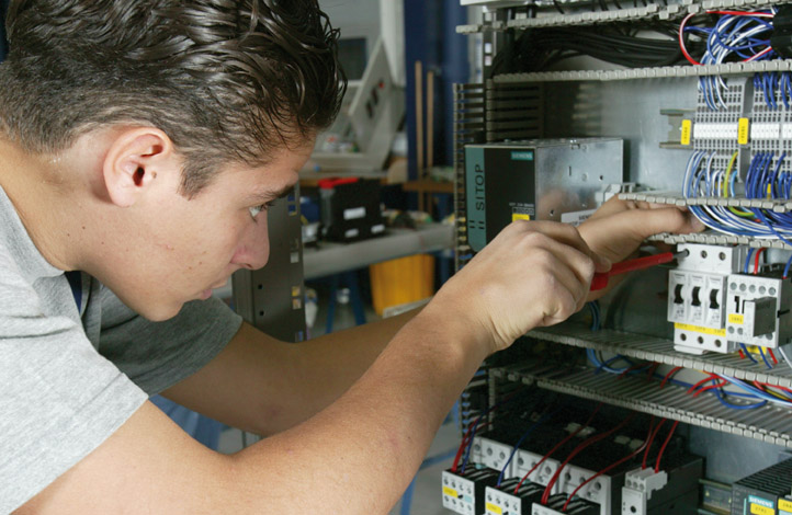 Elektroniker_f_r_Energie-_und_Geb_udetechnik_quer_1697_04-large
